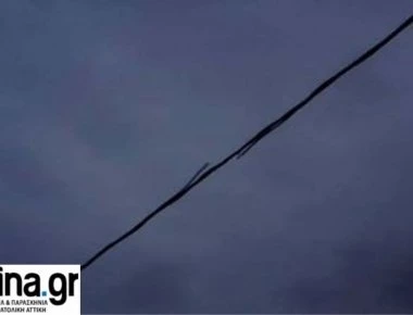 Κολώνα της ΔΕΗ έσκασε στο Μικρό Λιμανάκι - Φόβος για πυρκαγιά (βίντεο)